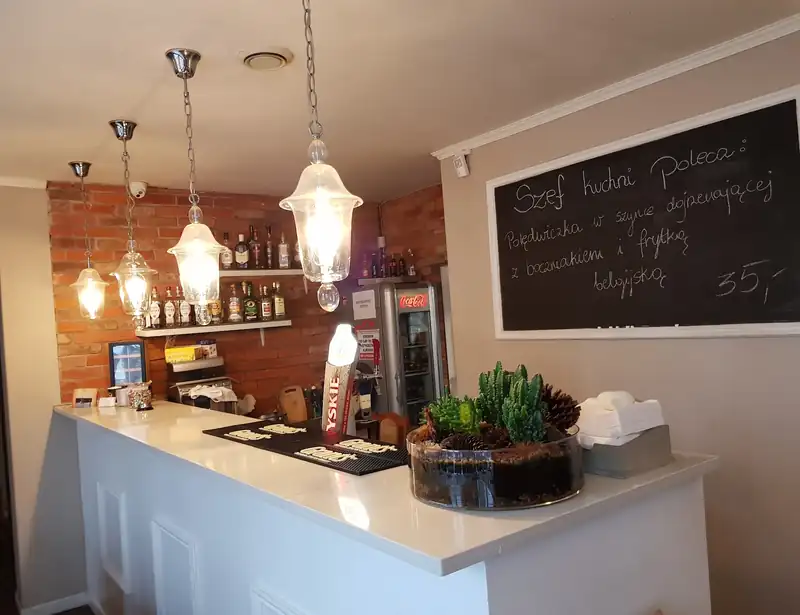 Bar z tablicą i lampami