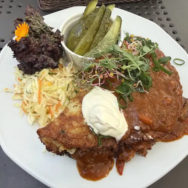 Kotlet z kapustą, surówką i ziemniakami
